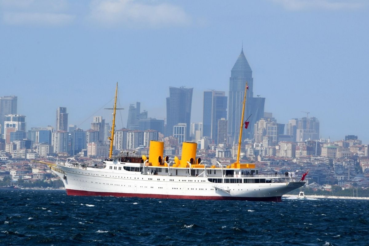Deniz Kuvvetleri'nden yine denize kavuşan Savarona paylaşımı