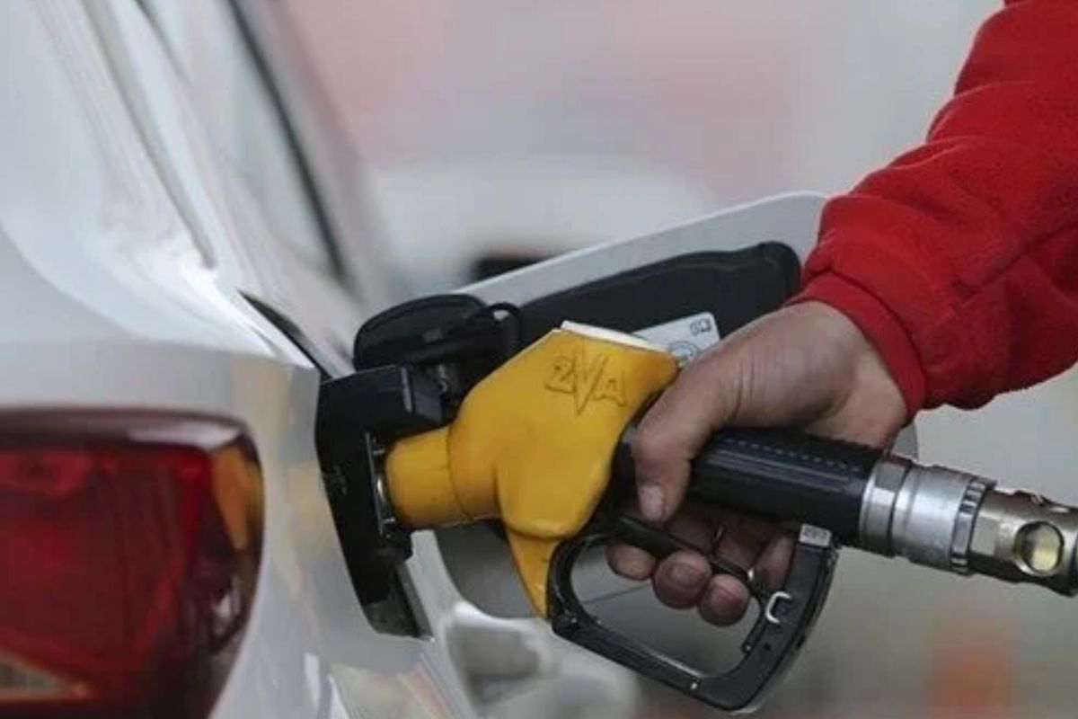 Benzine bu geceden itibaren 1,73 TL indirim geldi