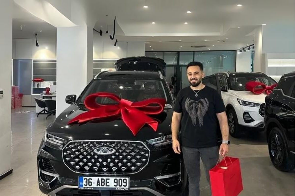 Servise bırakılan araçta alem yaptı işinden atıldı