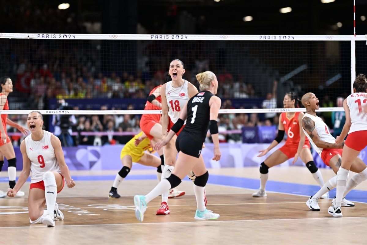 Çin'i 3-2 mağlup eden Filenin Sultanları, Paris 2024'te yarı finale yükseldi