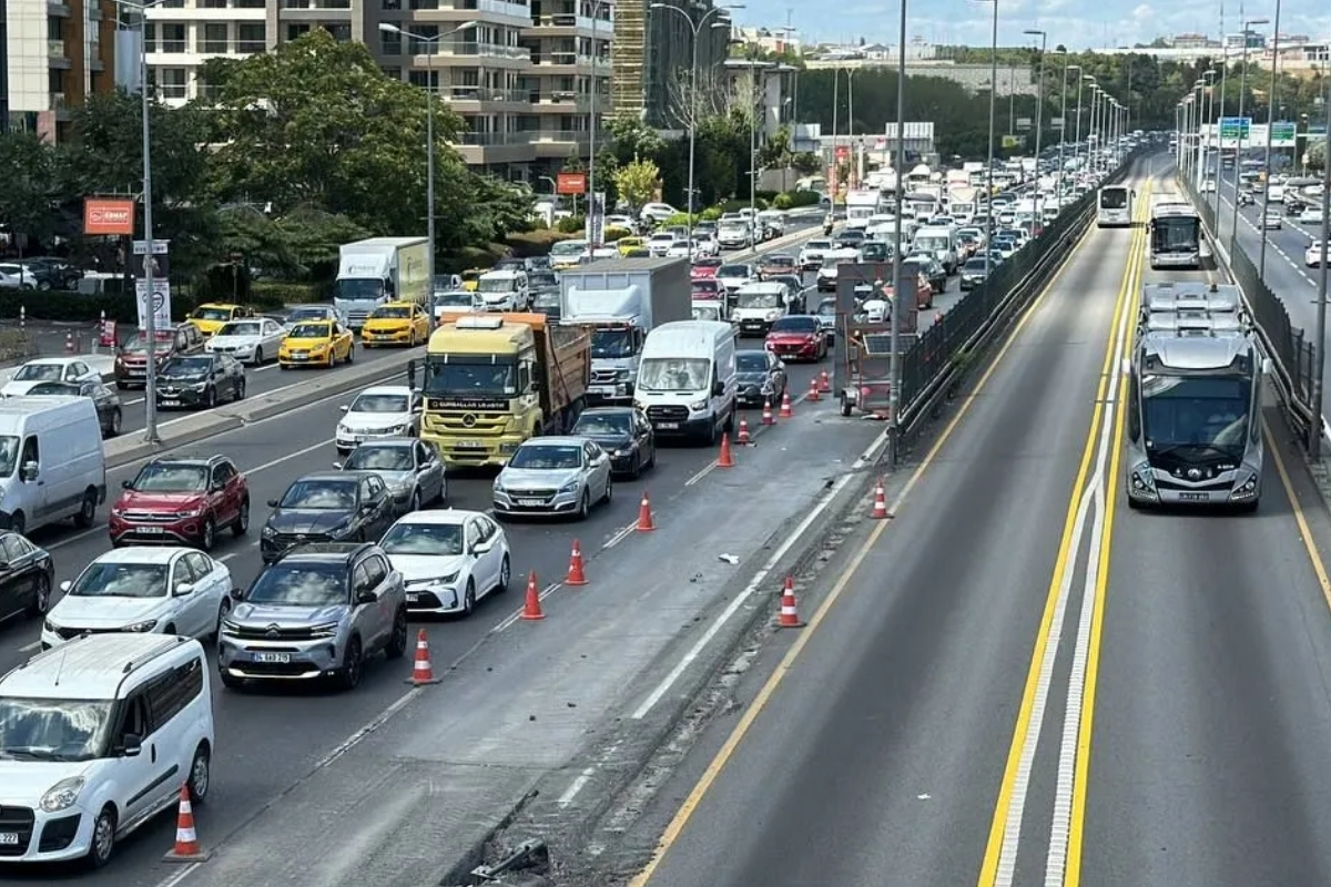 Avcılar ve Yenibosna arasında metrobüs yolunda Beyaz Yol çalışması