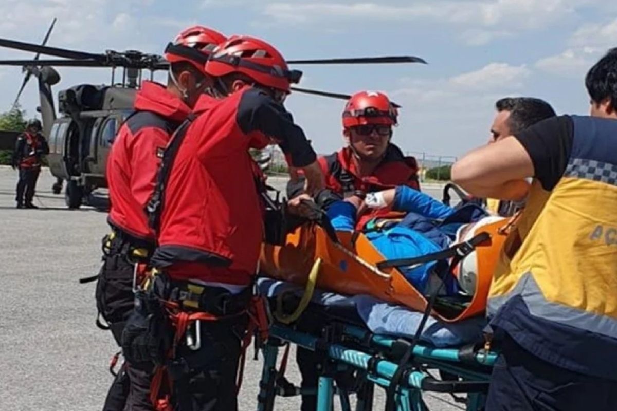 Aladağlar'da mahsur kalan İspanyol turist askeri helikopterle kurtarıldı