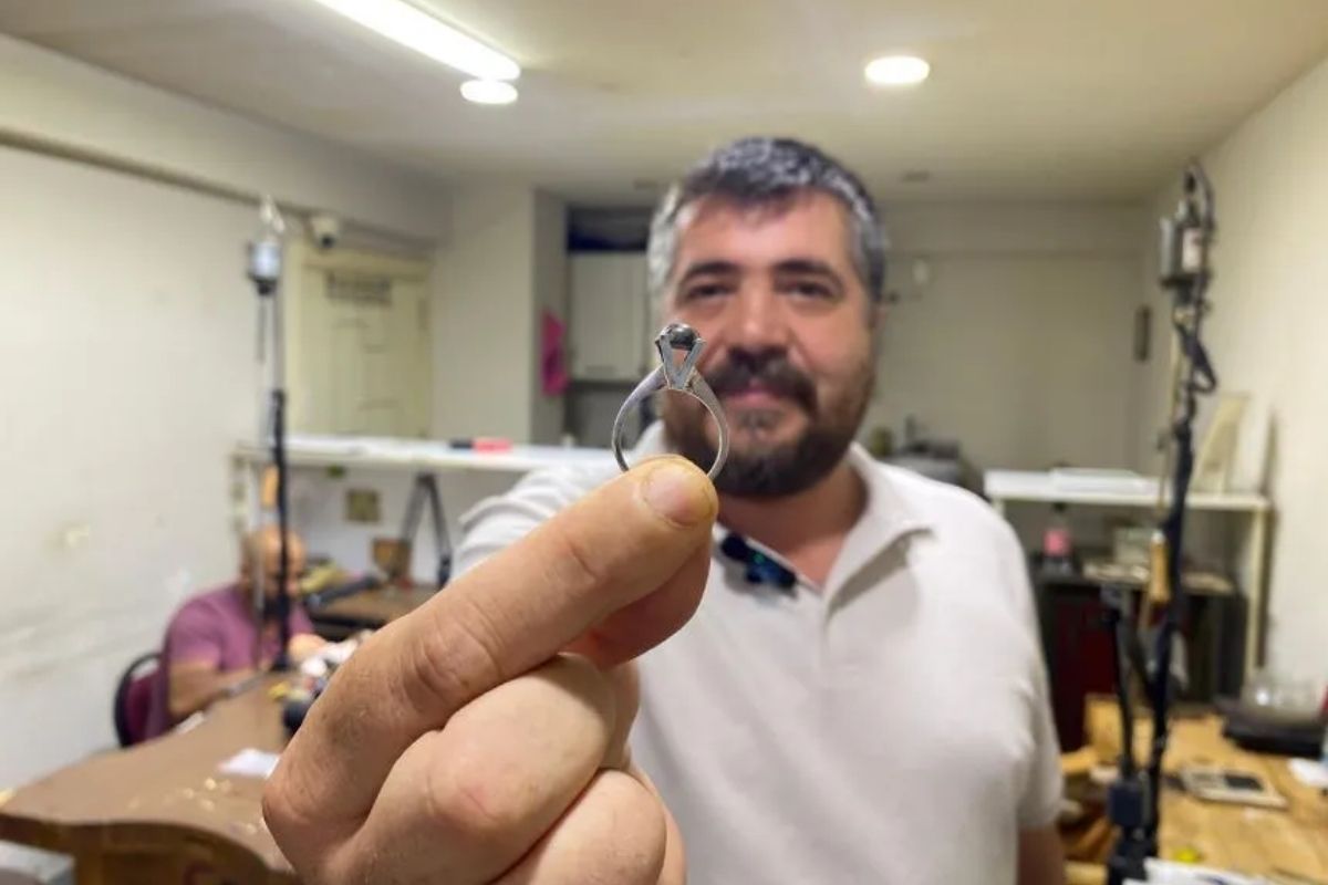 20 yıllık eşe eşsiz hediye: Meteor taşından tektaş yüzük