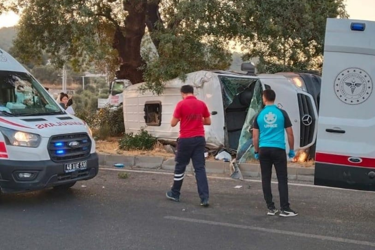 Milas'ta Rus ve Kazak turistleri taşıyan midibüs kaza yaptı