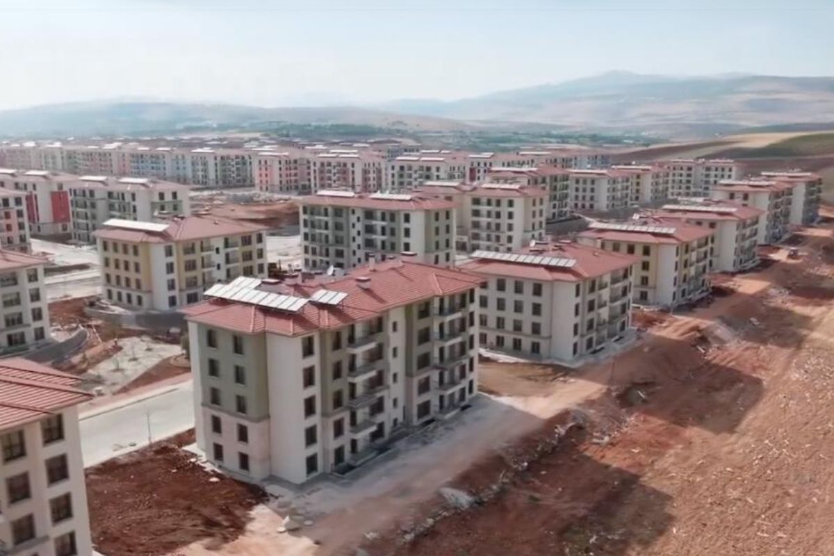 Söz verip de para vermeyen deprem yüzsüzlerine inat, Bayraktar'dan depremzedelere ev müjdesi