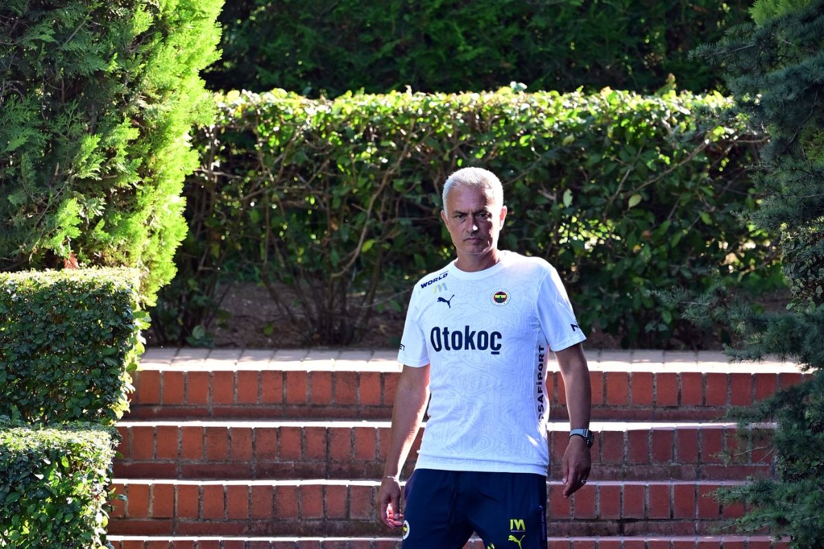 Jose Mourinho: Galatasaray teknik direktörü sahaya 4 metre girebiliyor ama ben 1 metre girince kart görüyorum