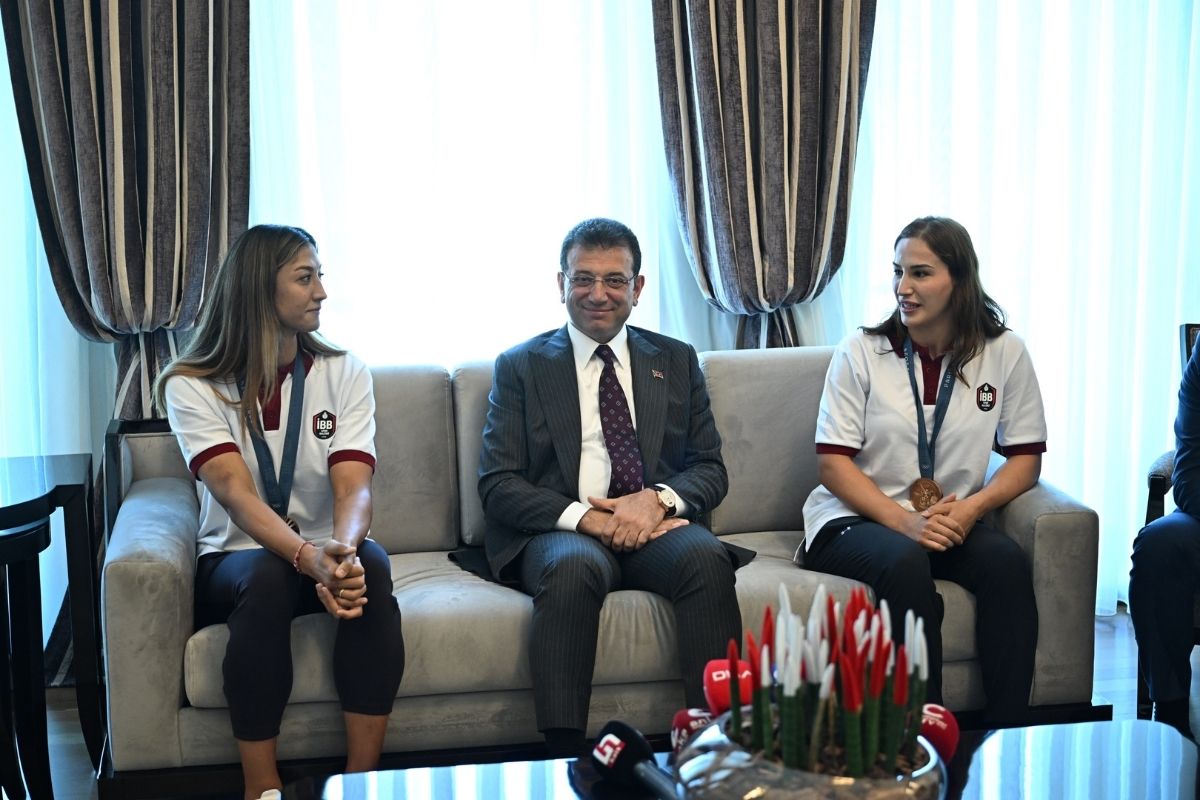 İmamoğlu, olimpiyatta madalya alan İBB sporcularını ağırladı