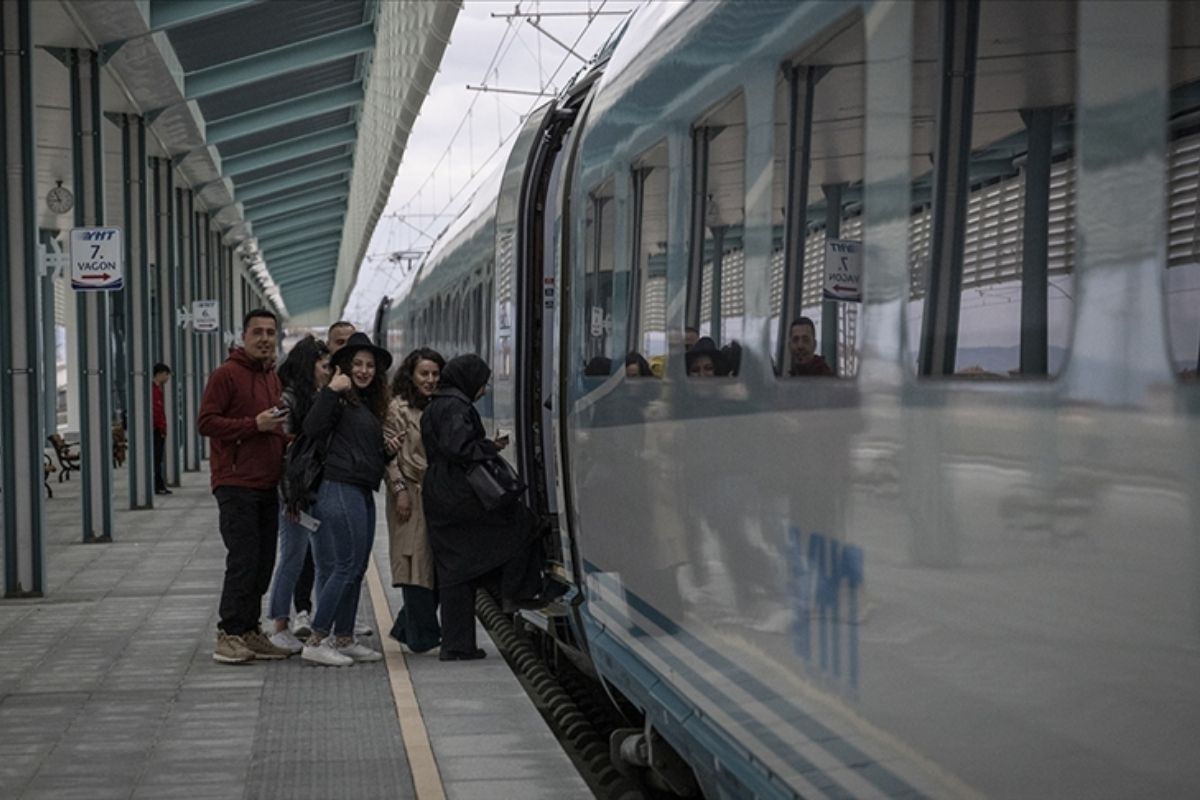 Trenlerle bu yıl 3,8 milyon genç yüzde 15 indirimli seyahat etti