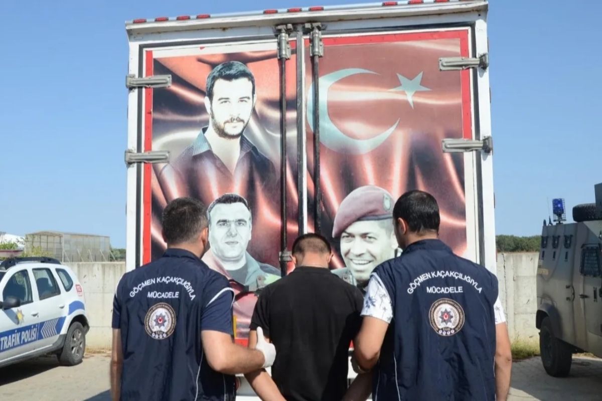 Şehitlerin fotoğraflarıyla kamufle edilen TIR'dan 67 kaçak çıktı