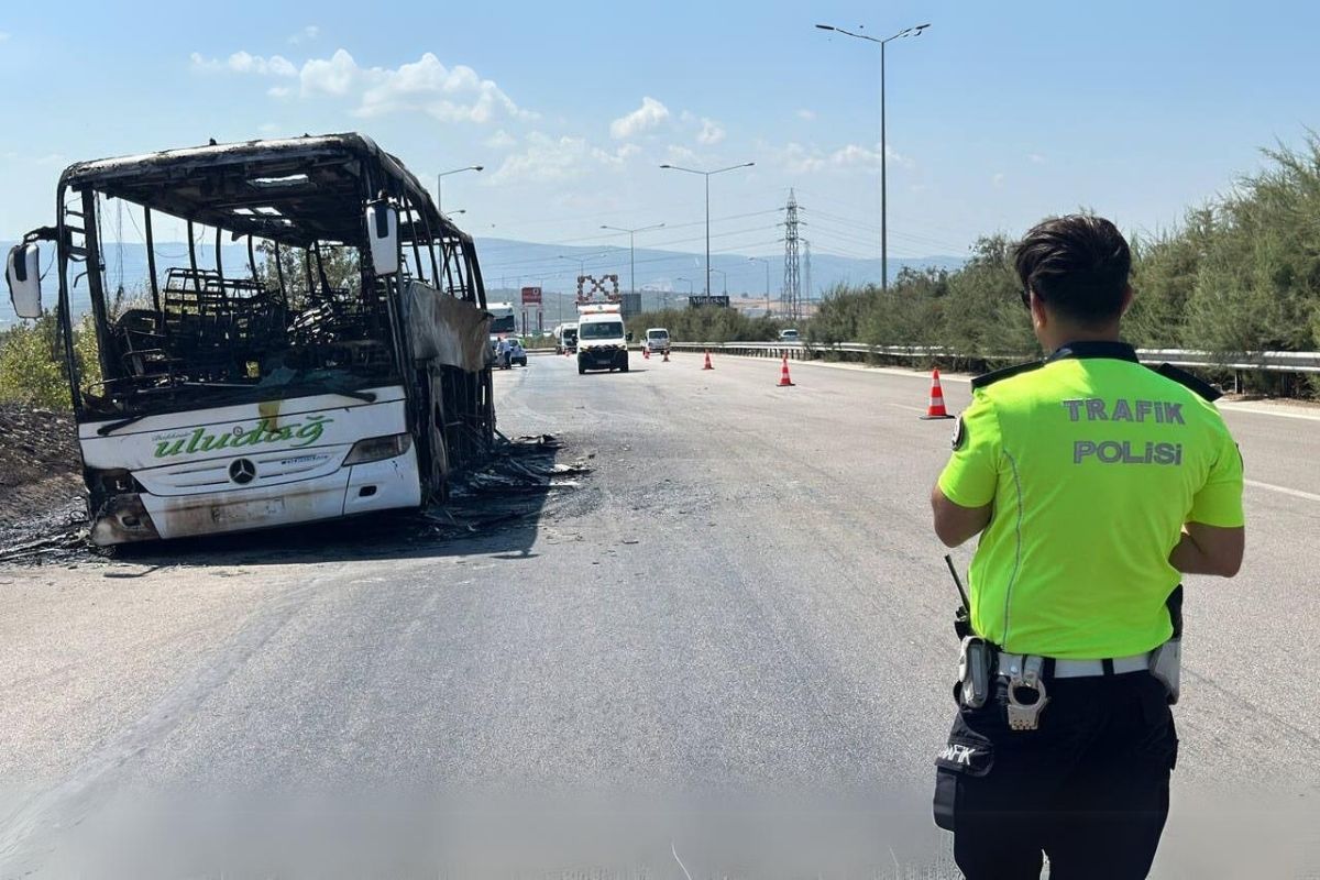 Facia ucuz atlatıldı: Seyir halindeki otobüs yandı