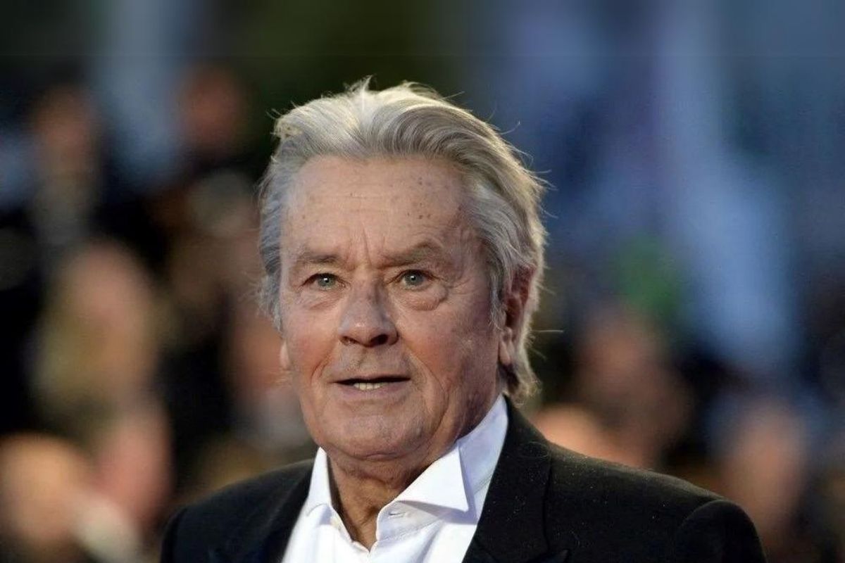 Alain Delon sevgi seli ve mahrem cenaze töreniyle uğurlandı