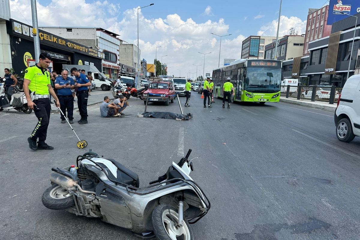 Motosikletiyle TIR'a çarptı, ölen eşinin başında ağladı
