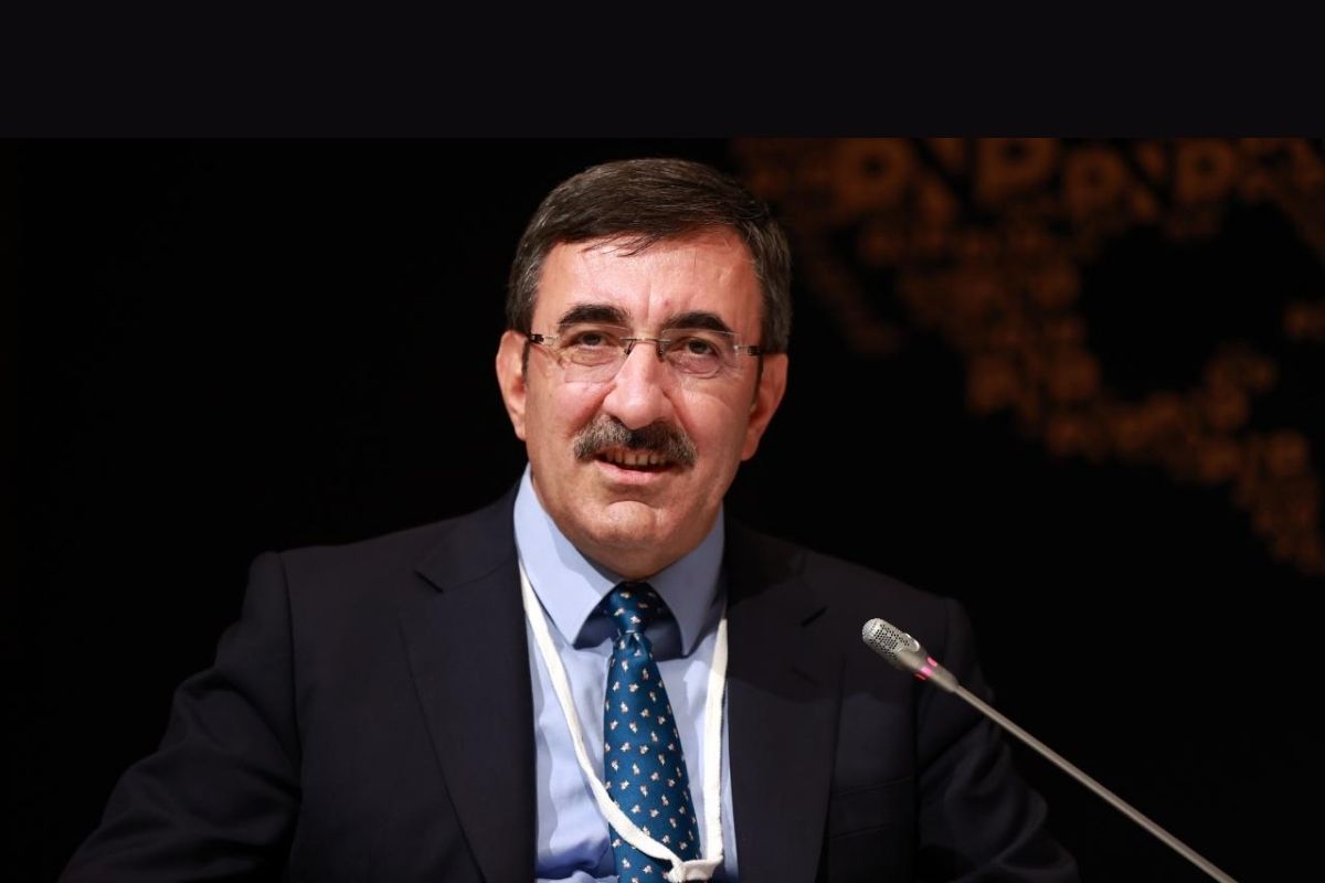 Cumhurbaşkanı Yardımcısı Cevdet Yılmaz'dan Haluk ve Selçuk Bayraktar'a vergi tebriği