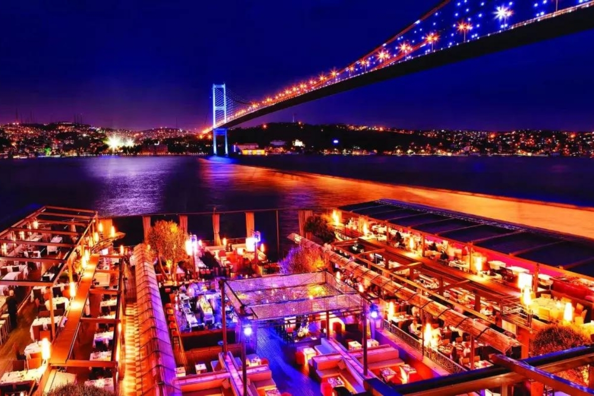 Turistlerin girmek için kuyruk olduğu Reina’da şimdi alacaklılar kuyruk oluşturuyor