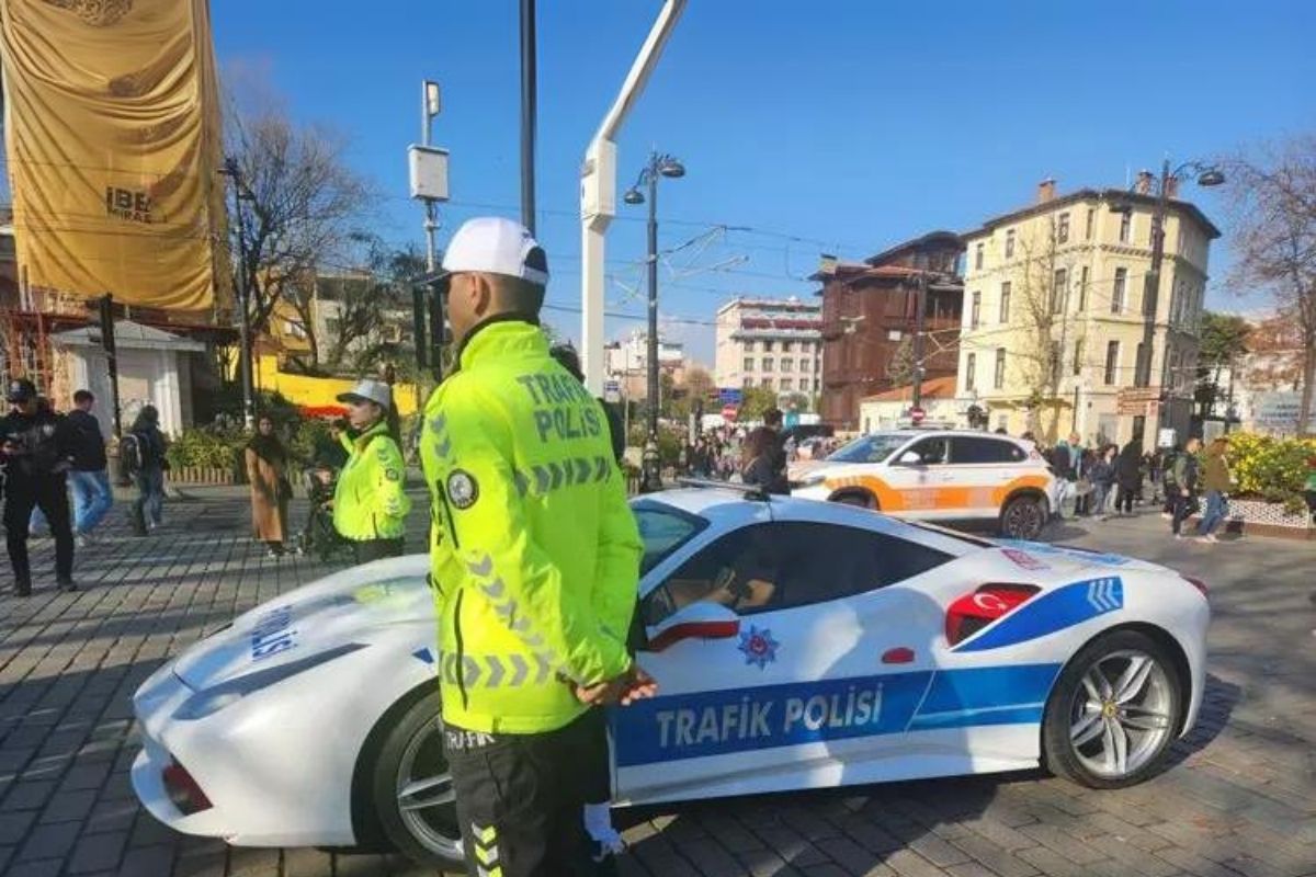 Ferrarili polisle vatandaşın gülümseten diyaloğu