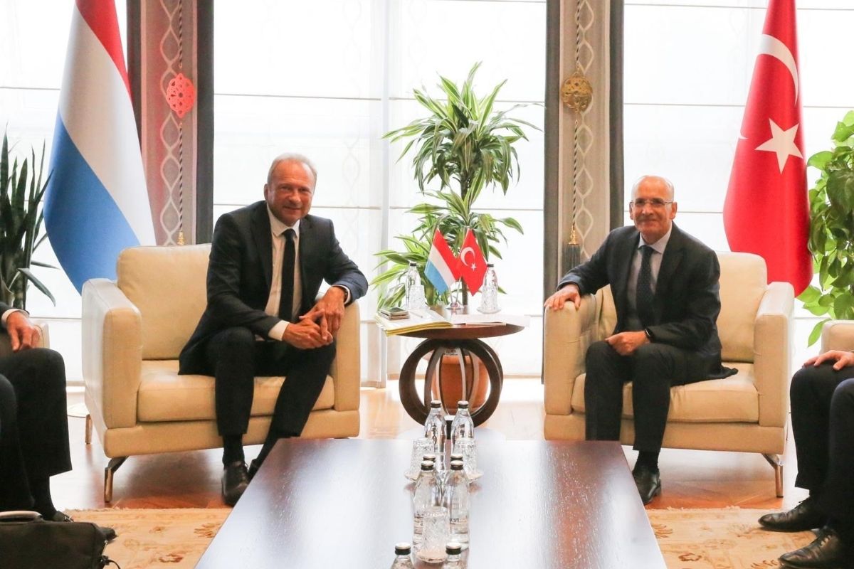 Hazine ve Maliye Bakanı Şimşek, Lüksemburg Maliye Bakanı Roth ile görüştü