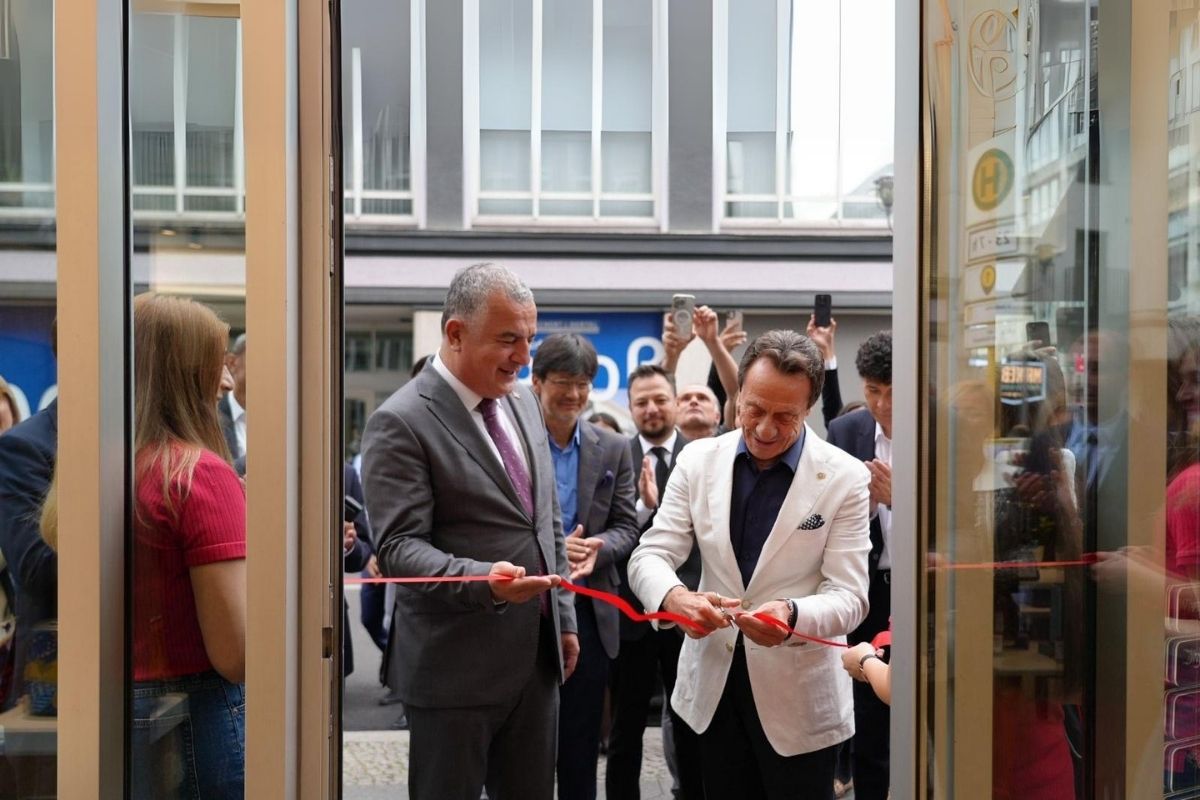 Ahmet Nazif Zorlu Berlin'de kurdele kesti