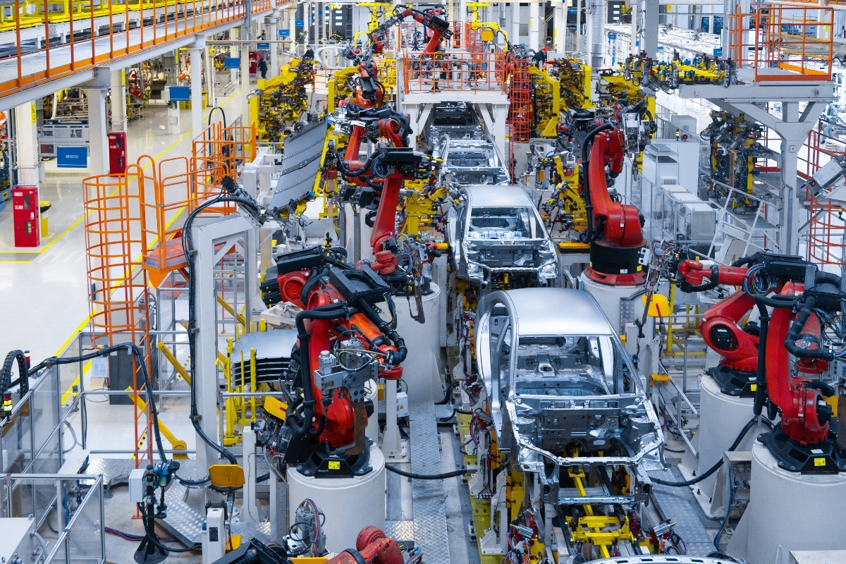 Saatlik ücretlerde zam yapıldı otomotiv sektöründe işçi çıkarmalar peşinden geldi