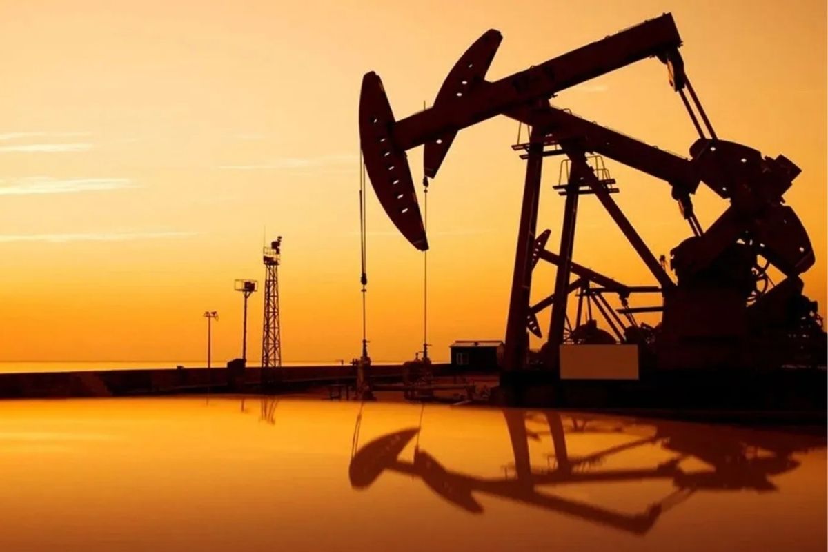 Brent petrolün varil fiyatı Aralık 2021'den bu yana ilk kez 70 doların altına düştü