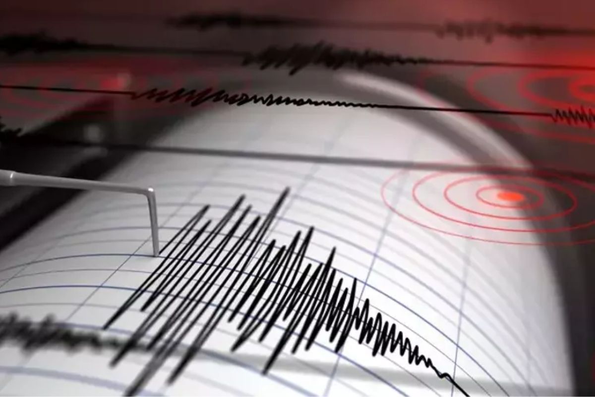 Akhisar merkezli 4.2 büyüklüğündeki deprem çevre illerden hissedildi