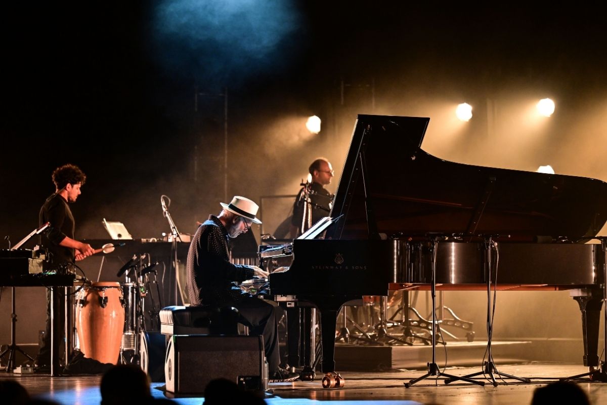 İtalyan piyanist Ludovico Einaudi, İstanbul'da hayranlarıyla buluştu