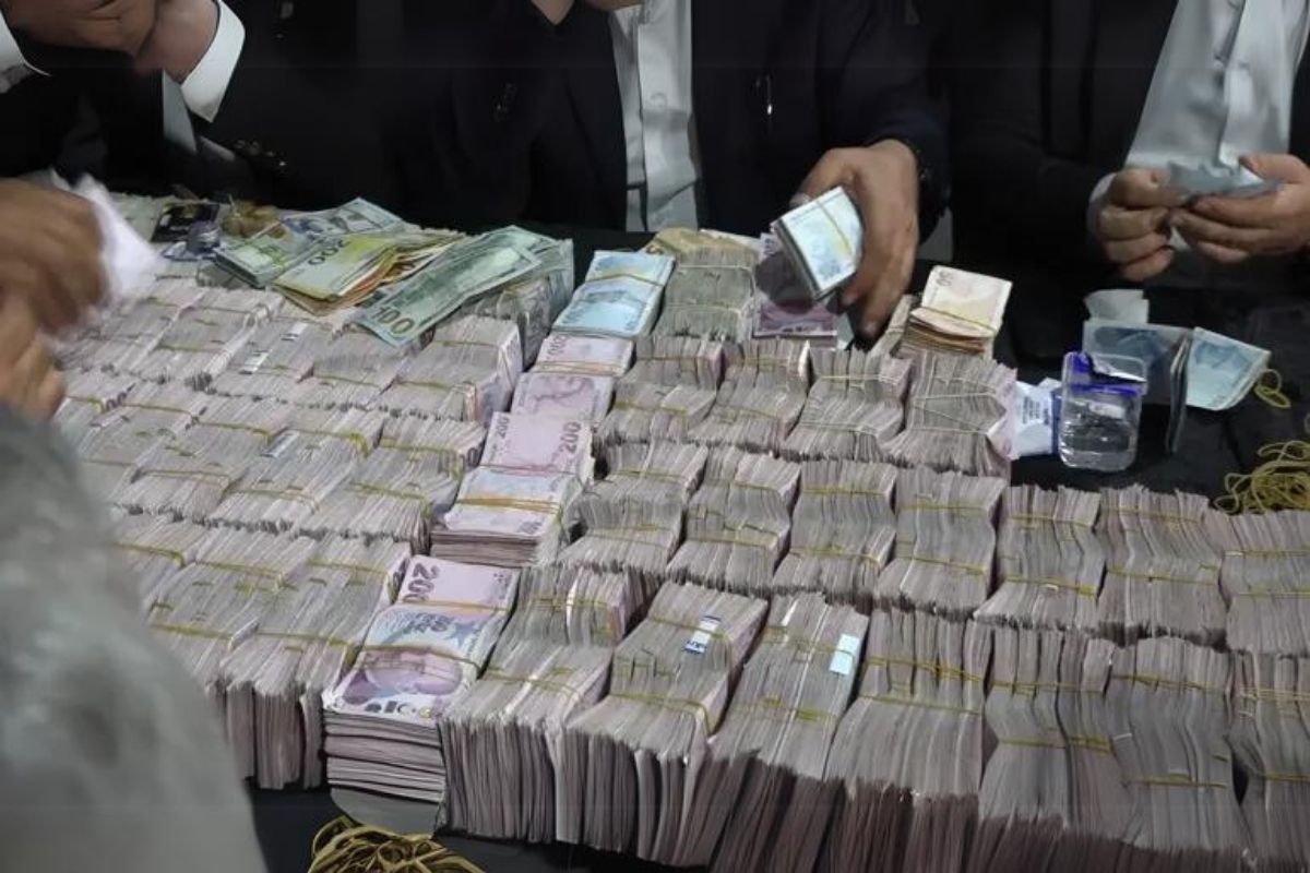 Banka kasası değil düğündeki takı masası