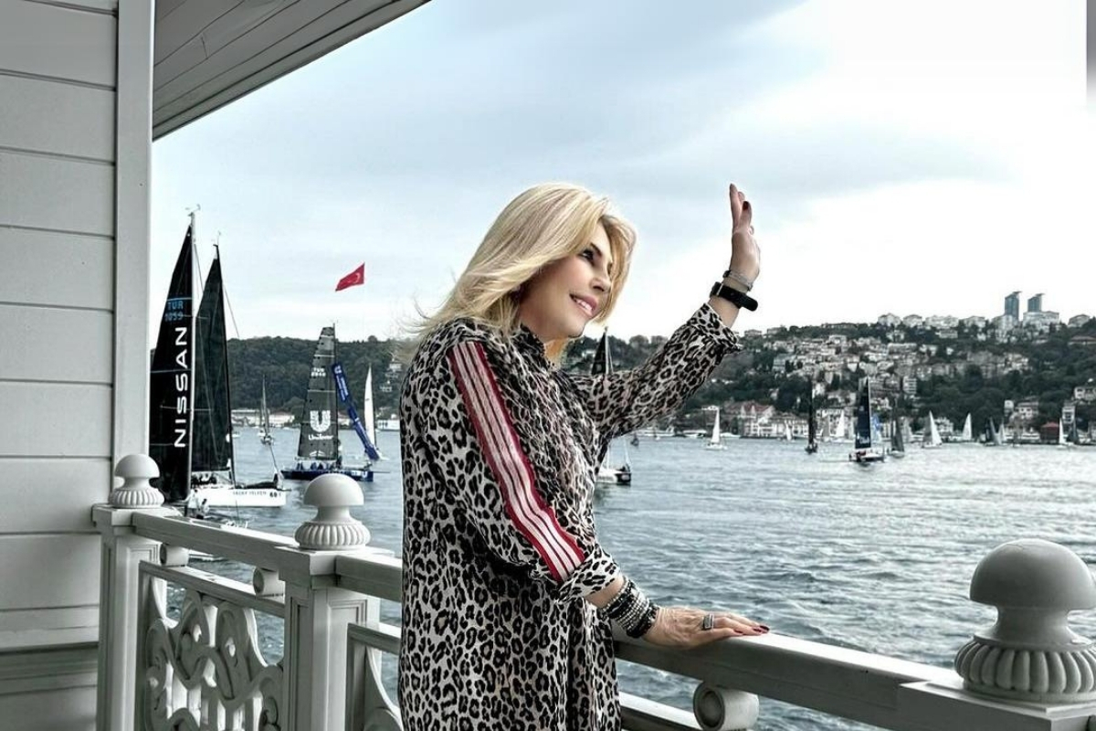 Neslihan Sabancı yalısından bu sefer yelkenlilere selam çaktı