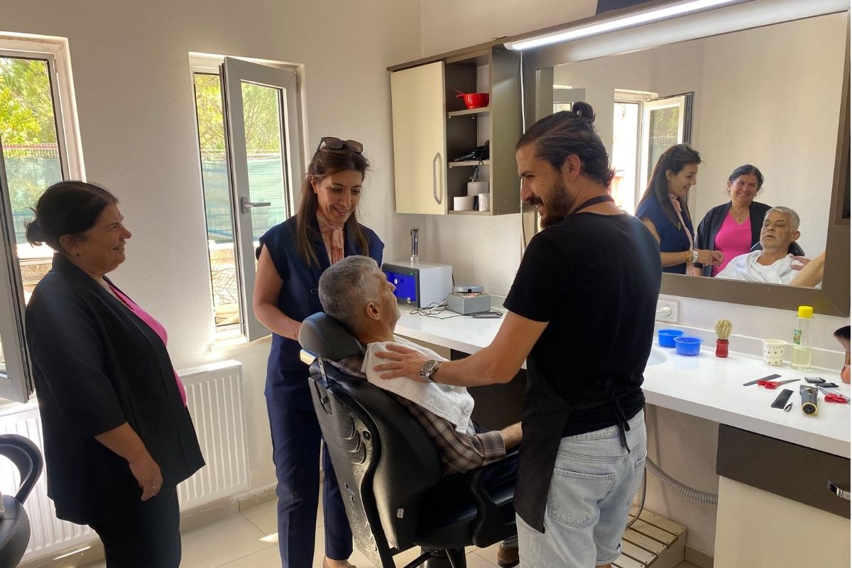 Dünya Yaşlılar Günü’nde güzelliklerine güzellik kattılar