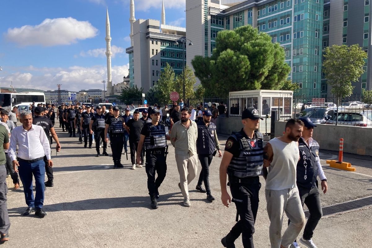 Gaziantep'te uzun namlulu silahlarla korku salan 12 şüpheli tutuklandı