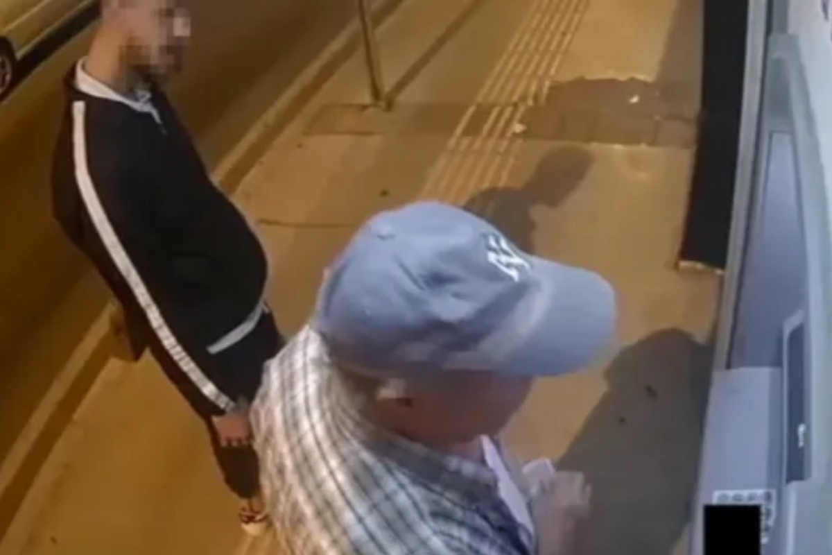 ATM'den para çeker çekmez gasp edildi