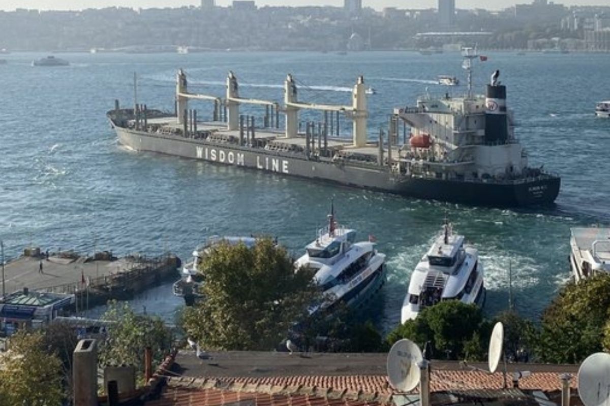 Boğaz'da faciaya kılpayı: Kılavuz kaptanın mahareti yüzlerce kişiyi kurtardı