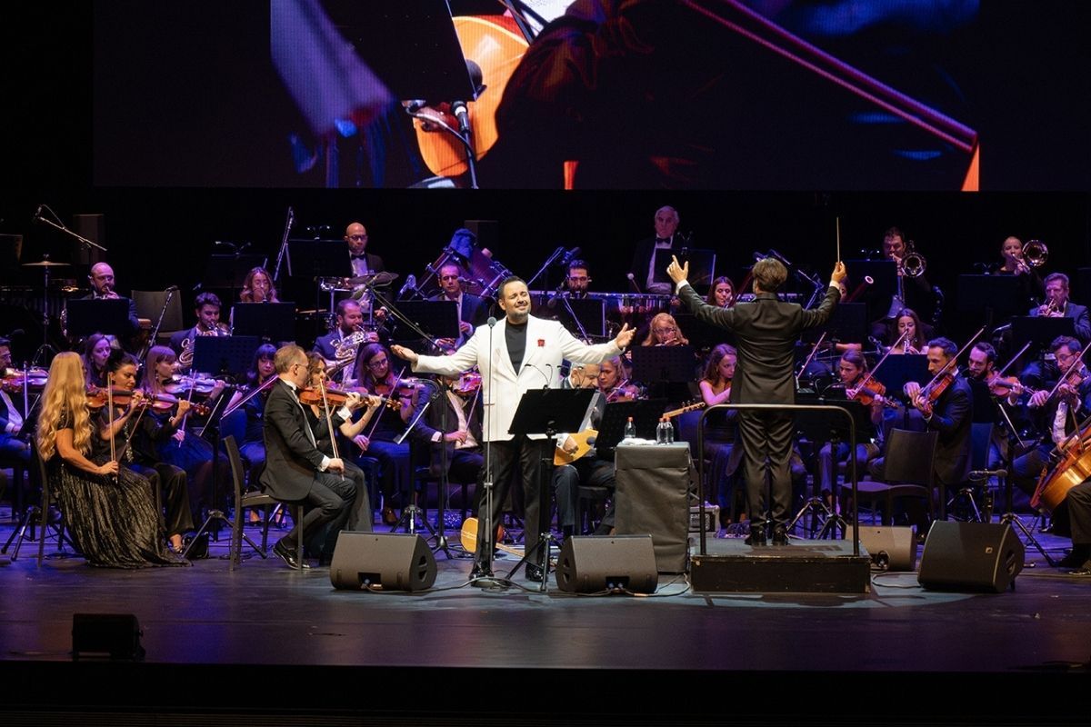 Murat Karahan ve Filarmoni Orkestrası, Anadolu türküleriyle büyüledi  