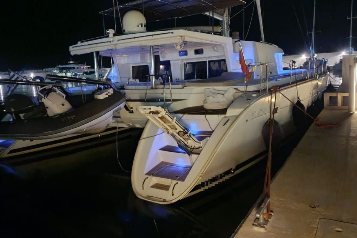 Rodos'ta insan ticareti suçundan iki Türk tutuklandı, lüks yata el konuldu
