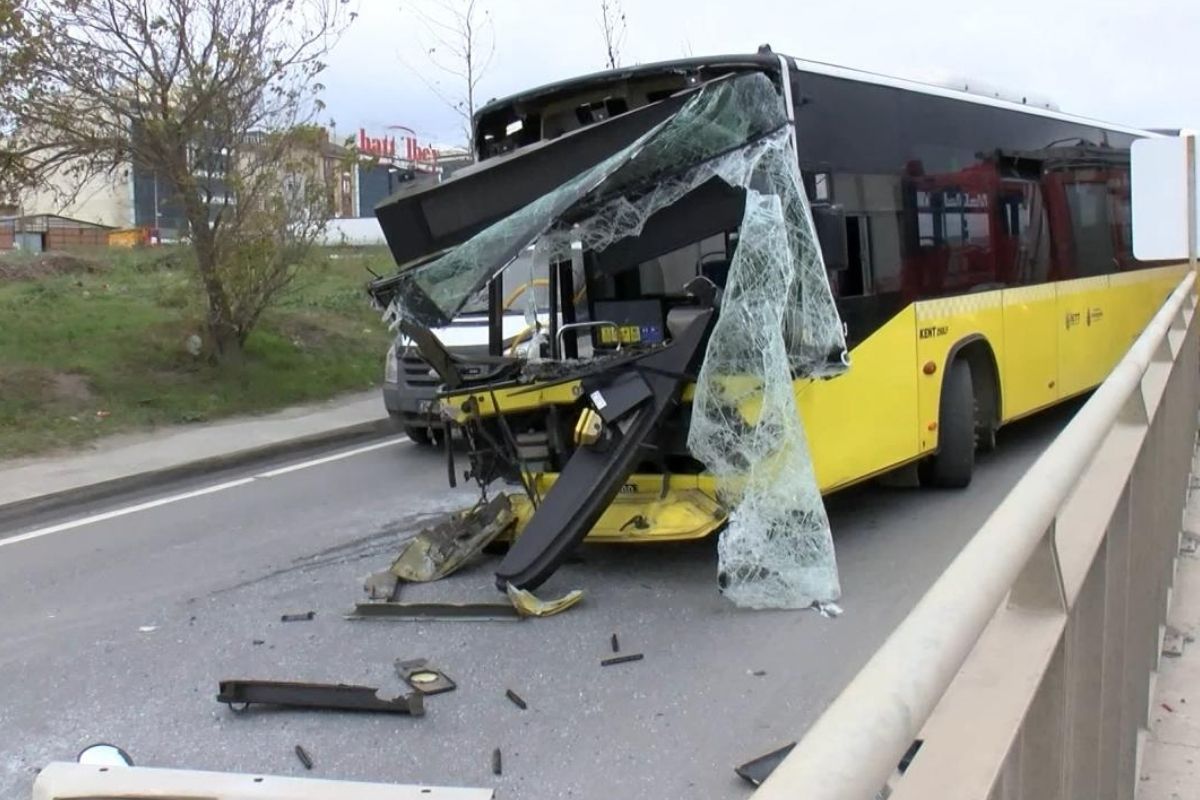 İstanbul'da 2 İETT otobüsü kafa kafaya çarpıştı: 2 yaralı