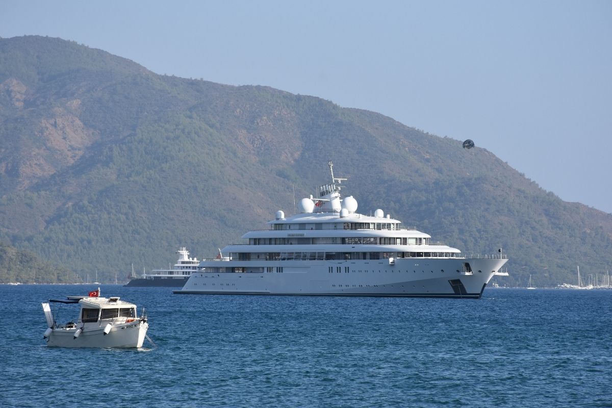 Mega yat 'Golden Odyssey' 11 milyon liralık yakıt için Marmaris'te demirledi