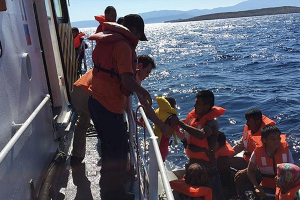 Lüks yatla insan kaçakçılığı kayalıklarda son buldu