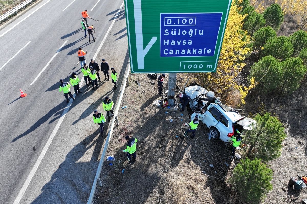 Edirne’de lüks cip şarampole devrildi ve yol levhasına çarptı, 2 genç öldü