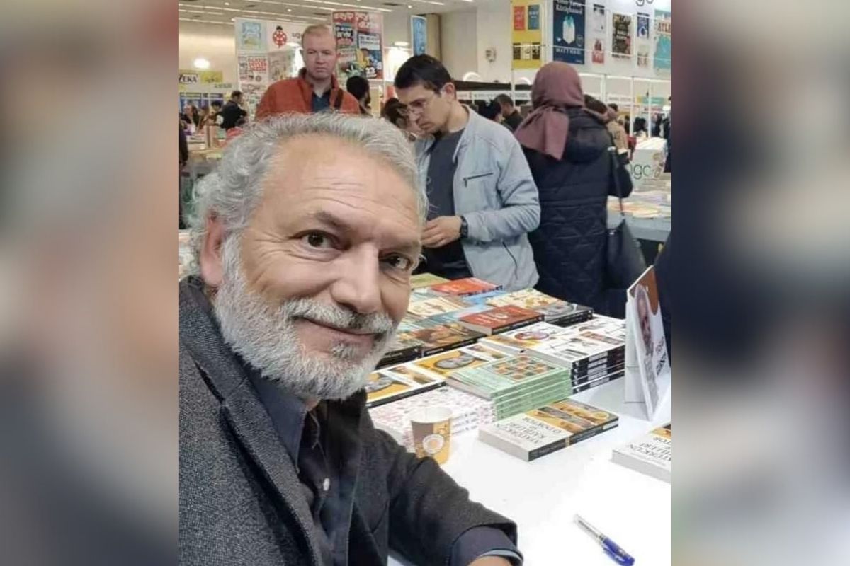 Yaşar Gürsoy yeni kitabı ‘Atatürk'ün Yanı Başından Darağacı'na’ kitabını imzaladı