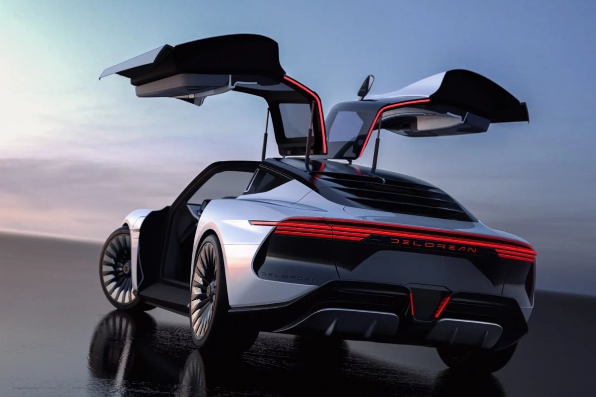 Zaman makinesi DeLorean gelecekten elektrikli döndü