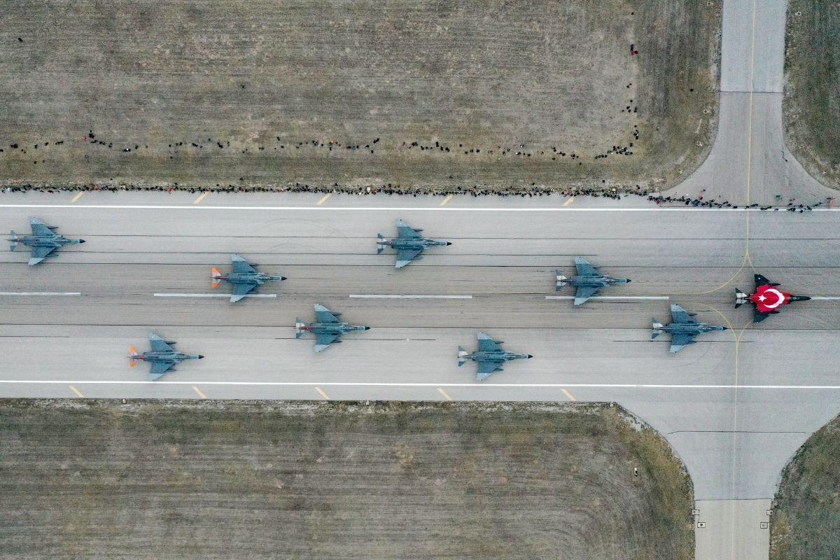 'F-4E Phantom 2' savaş uçaklarının envantere girişi onuruna 10 uçakla 'fil yürüyüşü' yapıldı