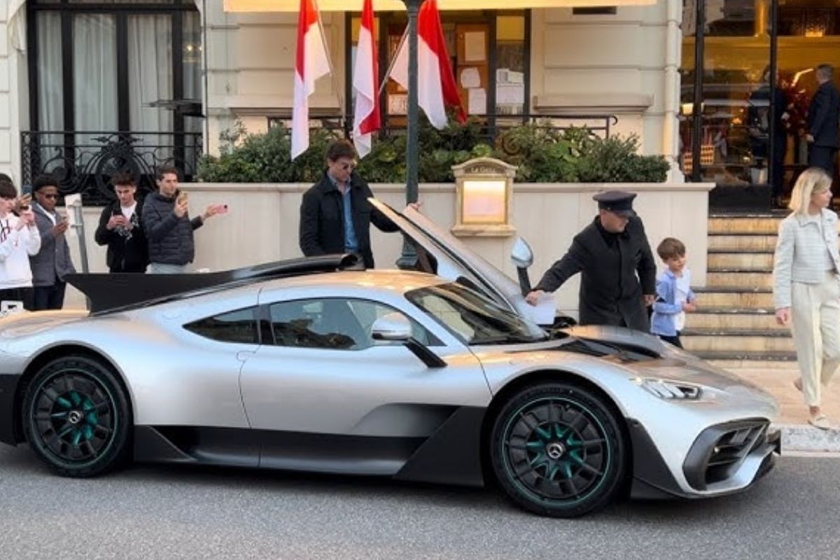 Mercedes’in Formula 1 patronu Toto Wolff, Monaco’daki aile tatiline Mercedes AMG One ile gitti
