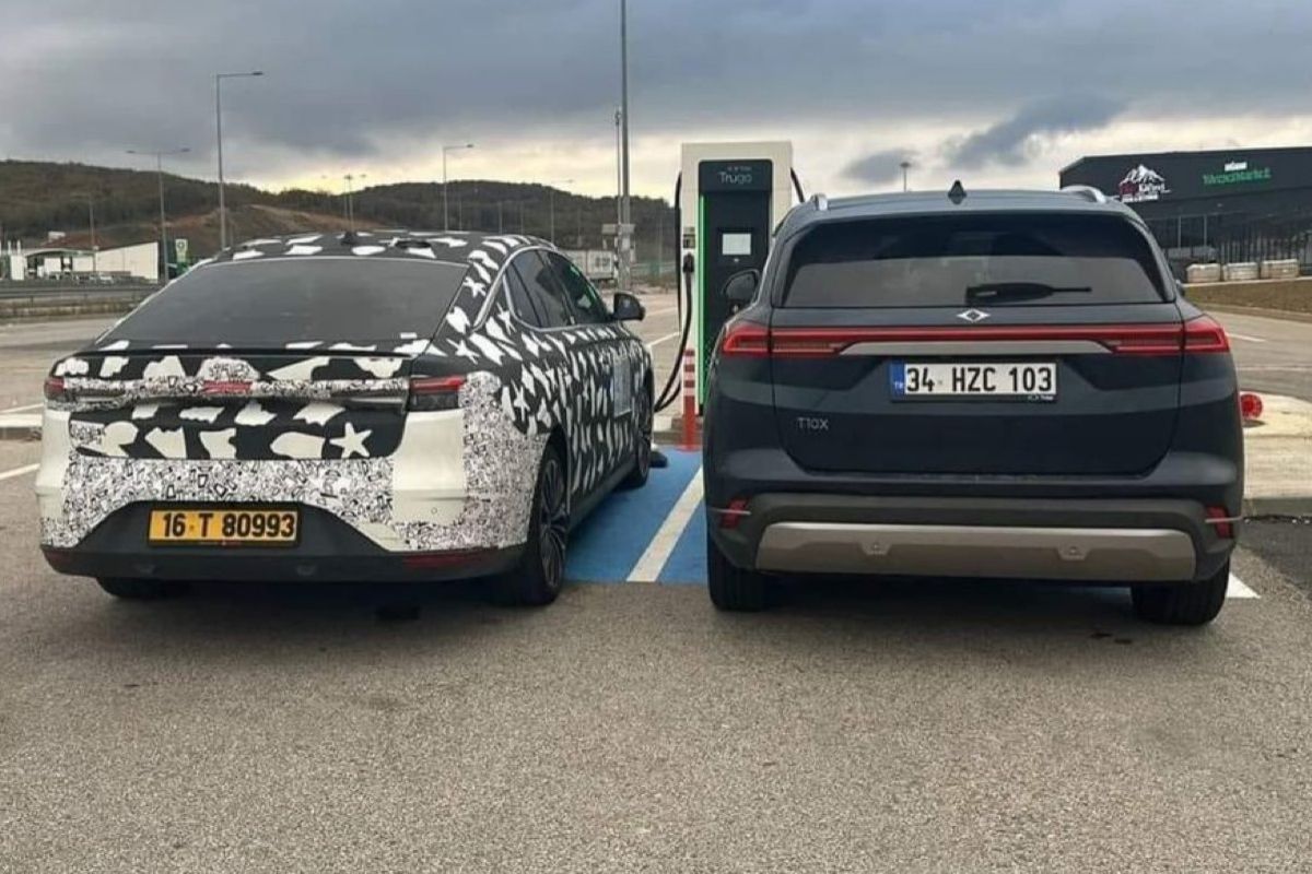 Türkiye'nin yeni yerli elektriklisi T10F, ağabeyi T10X'le birlikte şarj oldu