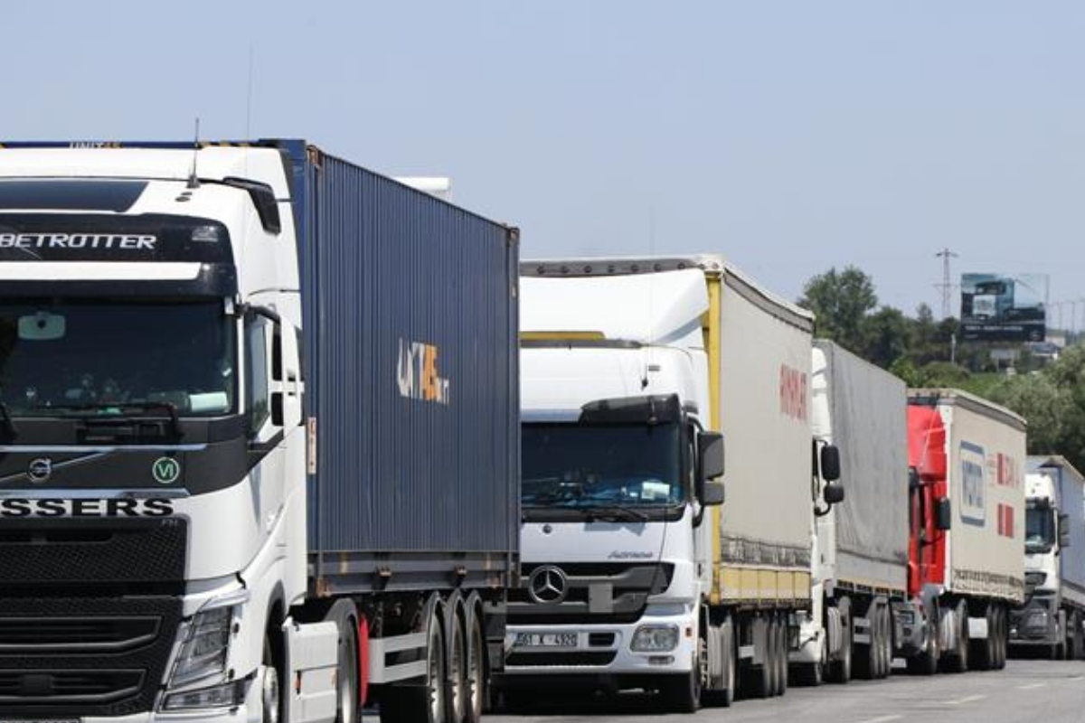 Gümrükte yazılım güncelleme kuyruğuna belge sorunu da eklendi TIR kuyruğu 100 km'ye ulaştı
