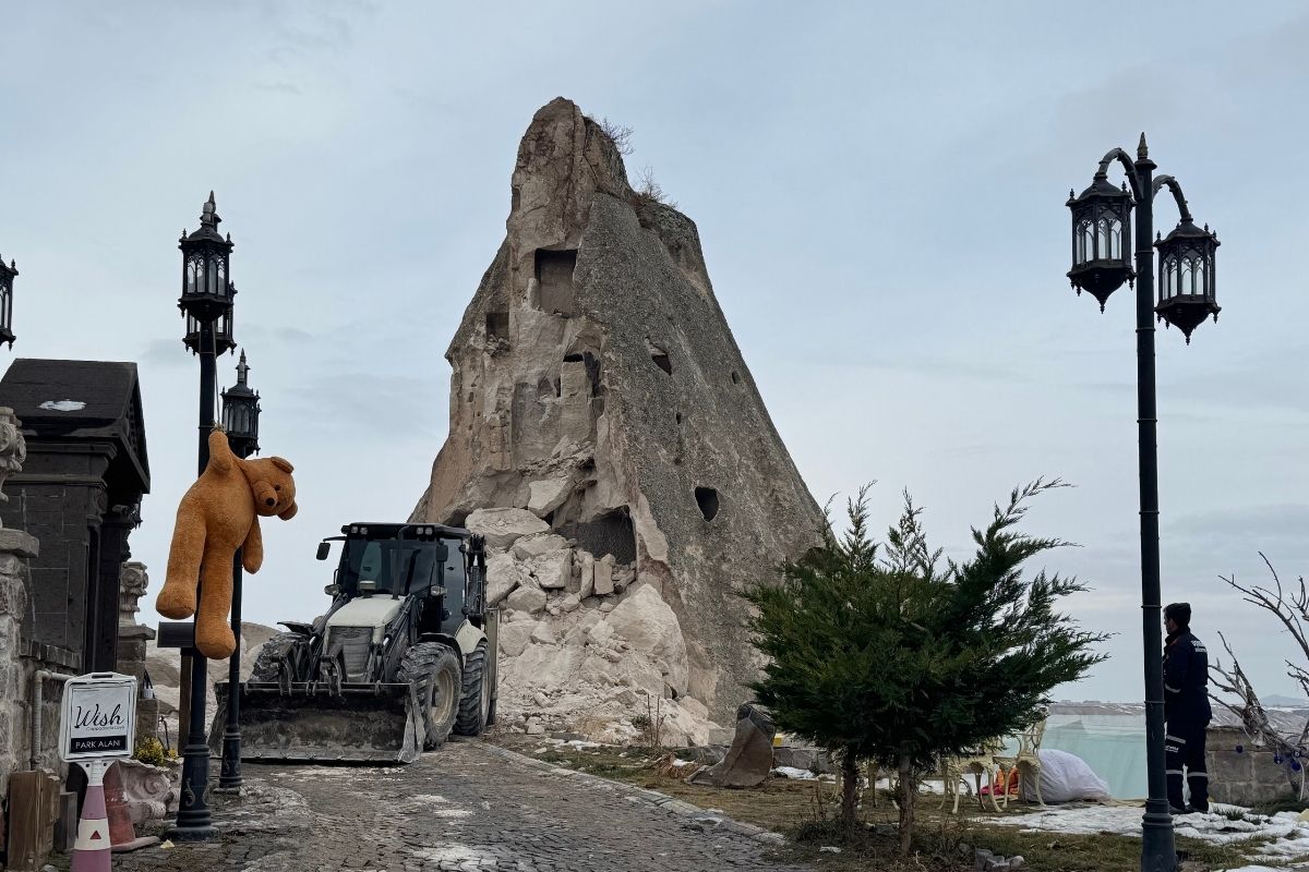 Kapadokya'da peribacası çöktü, o anlar saniye saniye kaydedildi