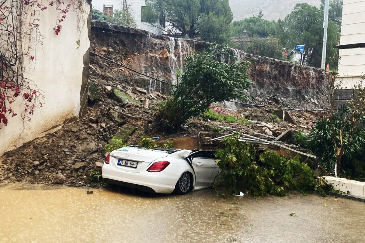 Sağanak yağış Bodrum'u vurdu: İstinat duvarı çöktü, otomobil altında kaldı