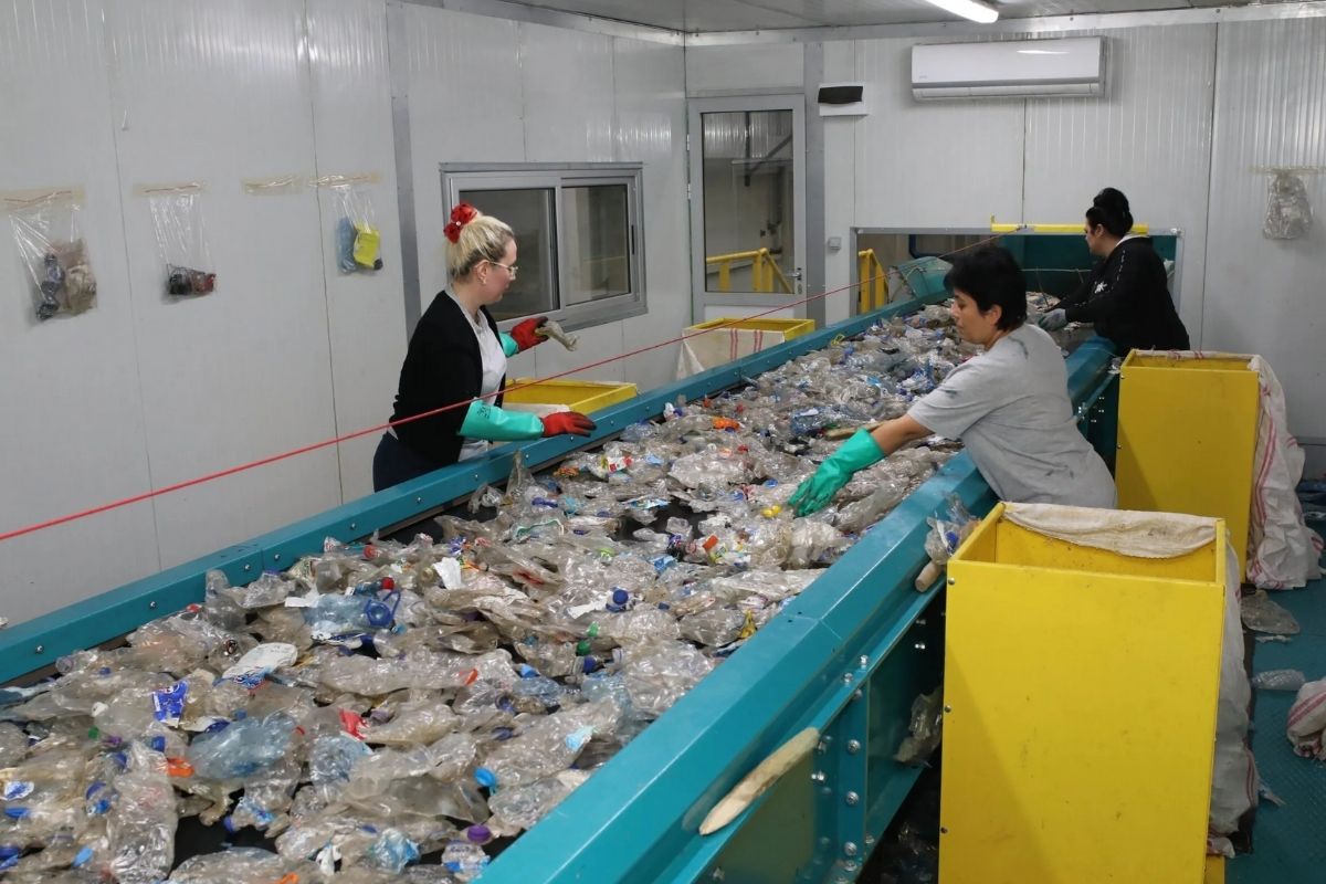 Başakşehir Asbaşkanı Ömer Faruk Ayvacı’nın yönetiminde olduğu Doğa Holding, Bulgaristan sınırına pet şişe dönüşüm fabrikası kurdu