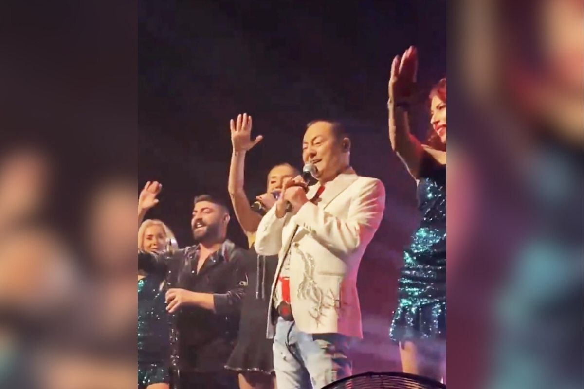 Ev hapsi kaldırılan Serdar Ortaç, İstanbul'da bir mekanda konser verdi