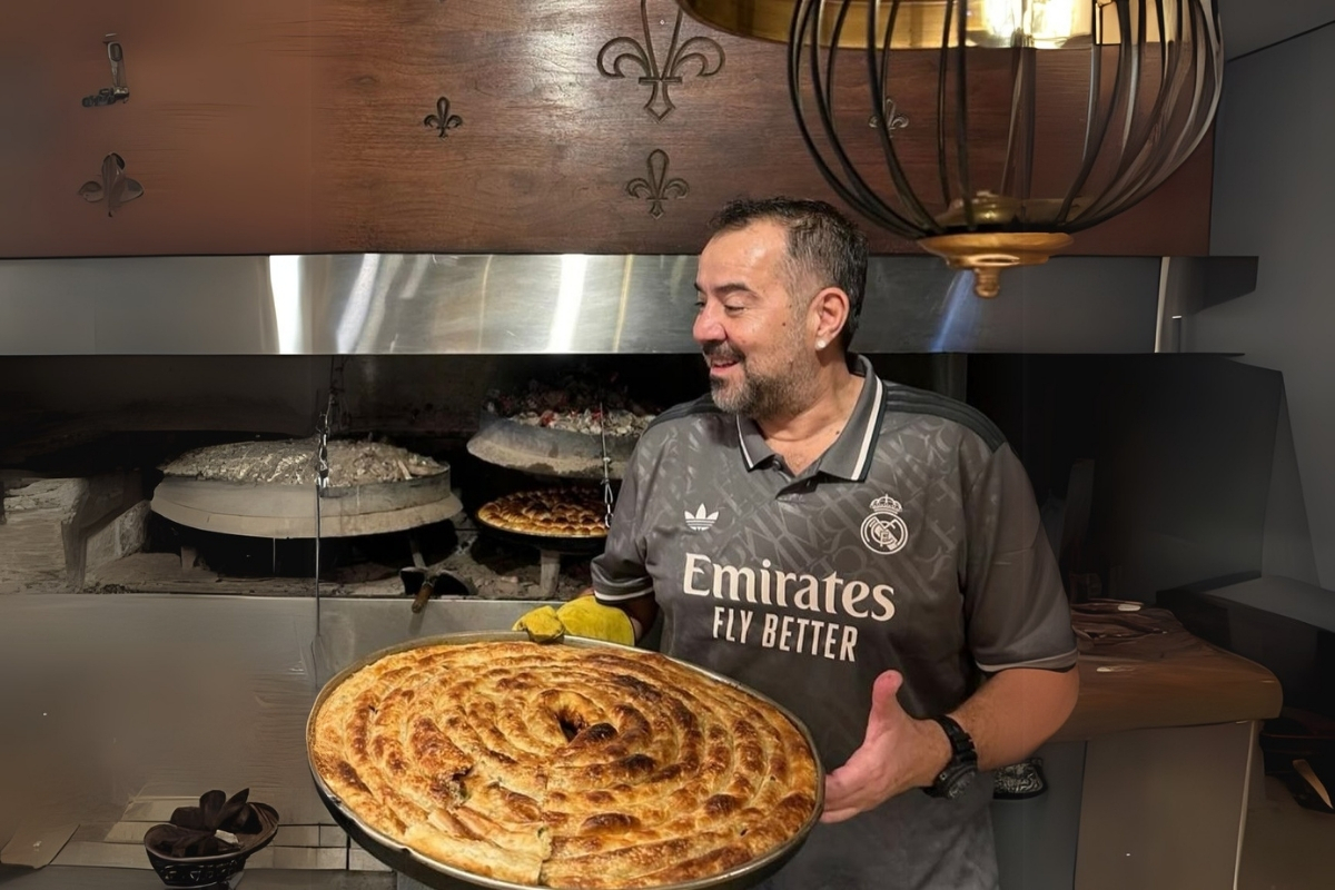 Komedyen Ata Demirer dünyaca ünlü Boşnak böreğini Bayrampaşa'da yedi