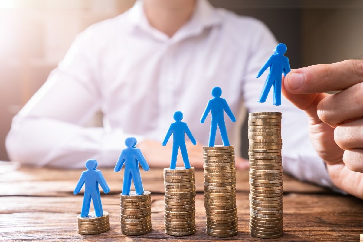 Türkiye’de 7 milyondan fazla çalışanın aldığı asgari ücrete yapılacak zam oranı, bir çok hizmet gibi CEO maaşlarını da değiştirecek