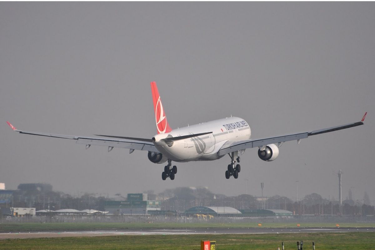 İstanbul-Londra seferini yapan THY uçağı piste 12 metre kala pas geçti